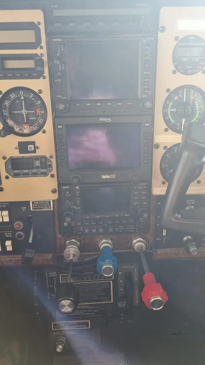 Avionics suite of a 1981 CESSNA P210N.