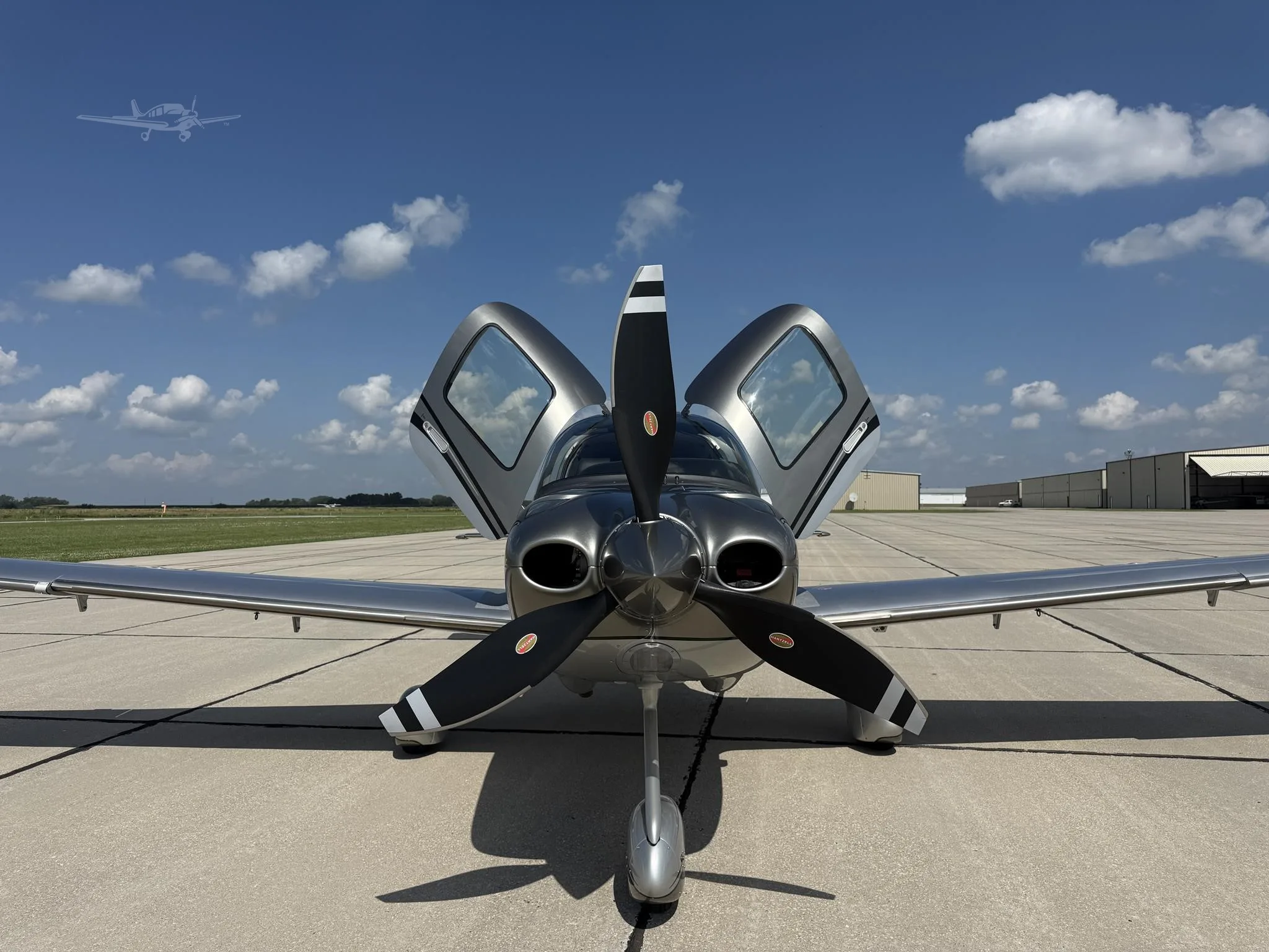 Exterior view of a 2017 CIRRUS SR22-G6 TURBO, N828SJ.