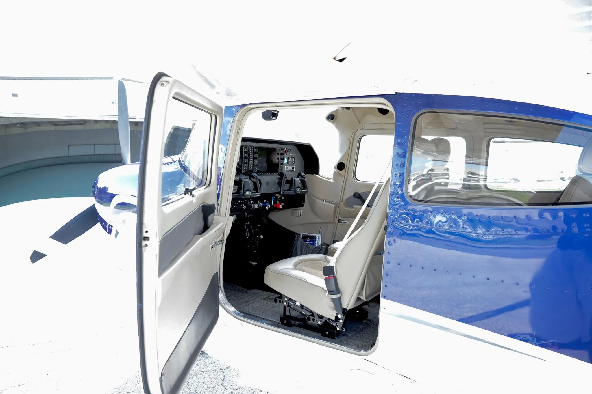 Cabin interior of a 2022 CESSNA 182T SKYLANE.