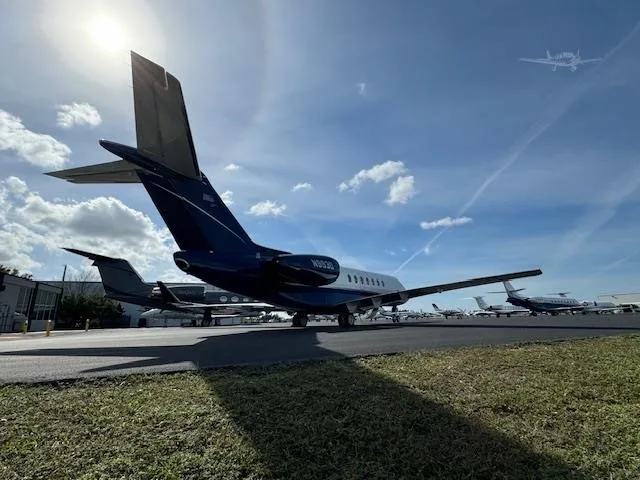 Exterior view of a 2009 HAWKER 4000, N9930.