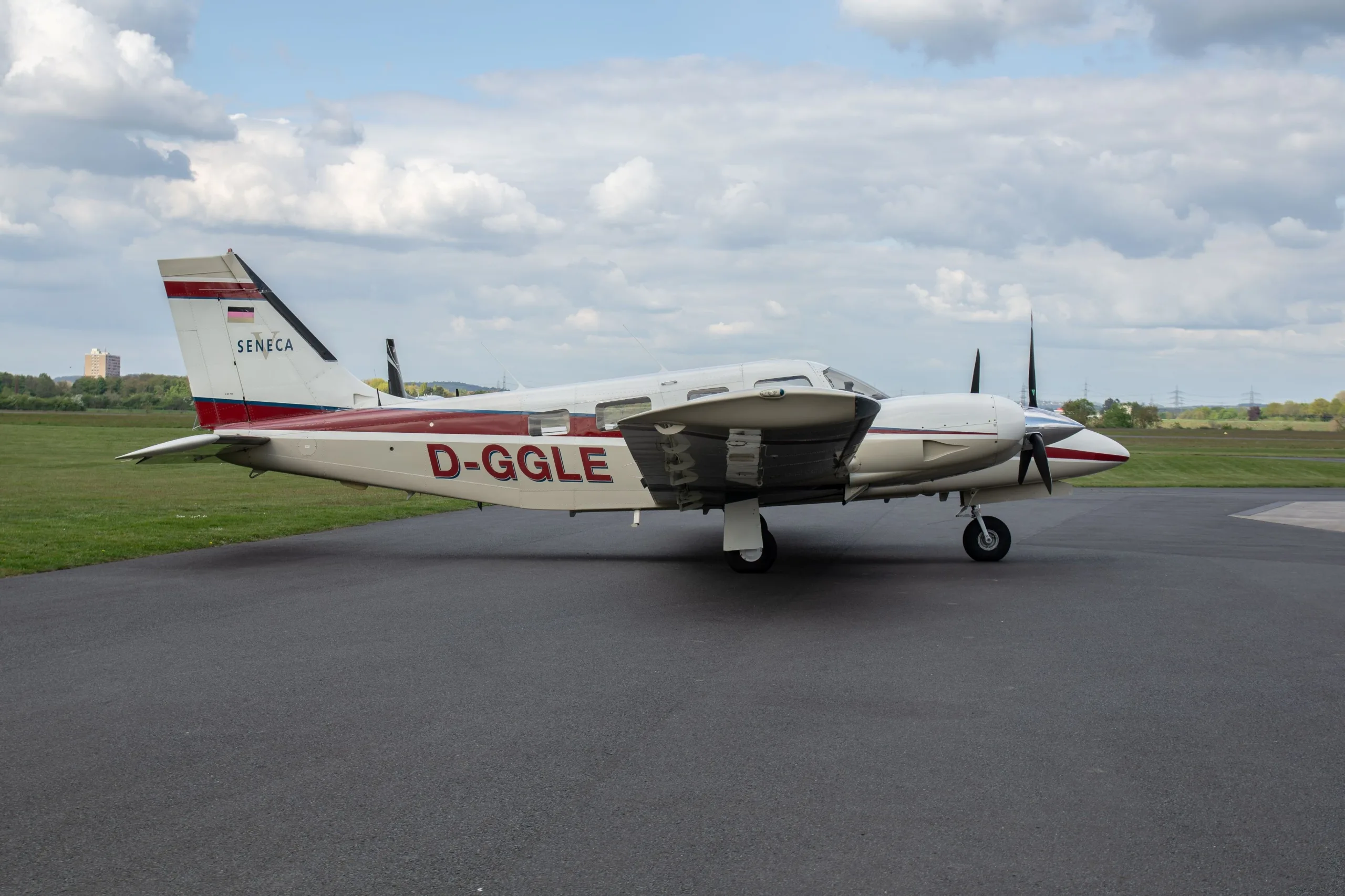 Exterior view of a 1997 Piper Seneca V.