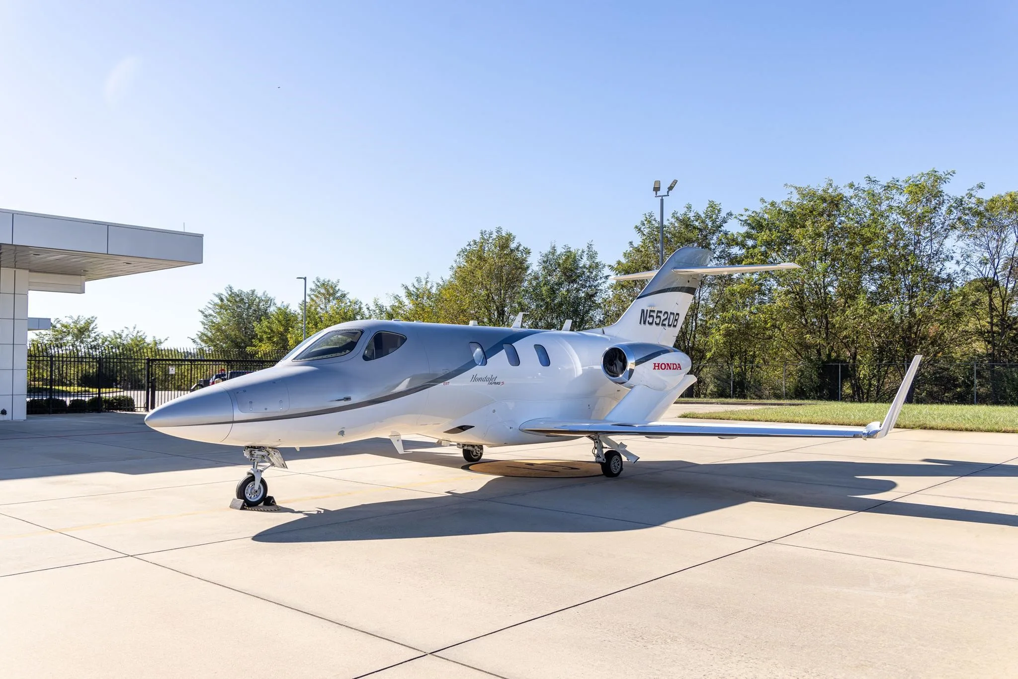 Exterior view of a 2017 HONDA JET APMG S, N552DB.