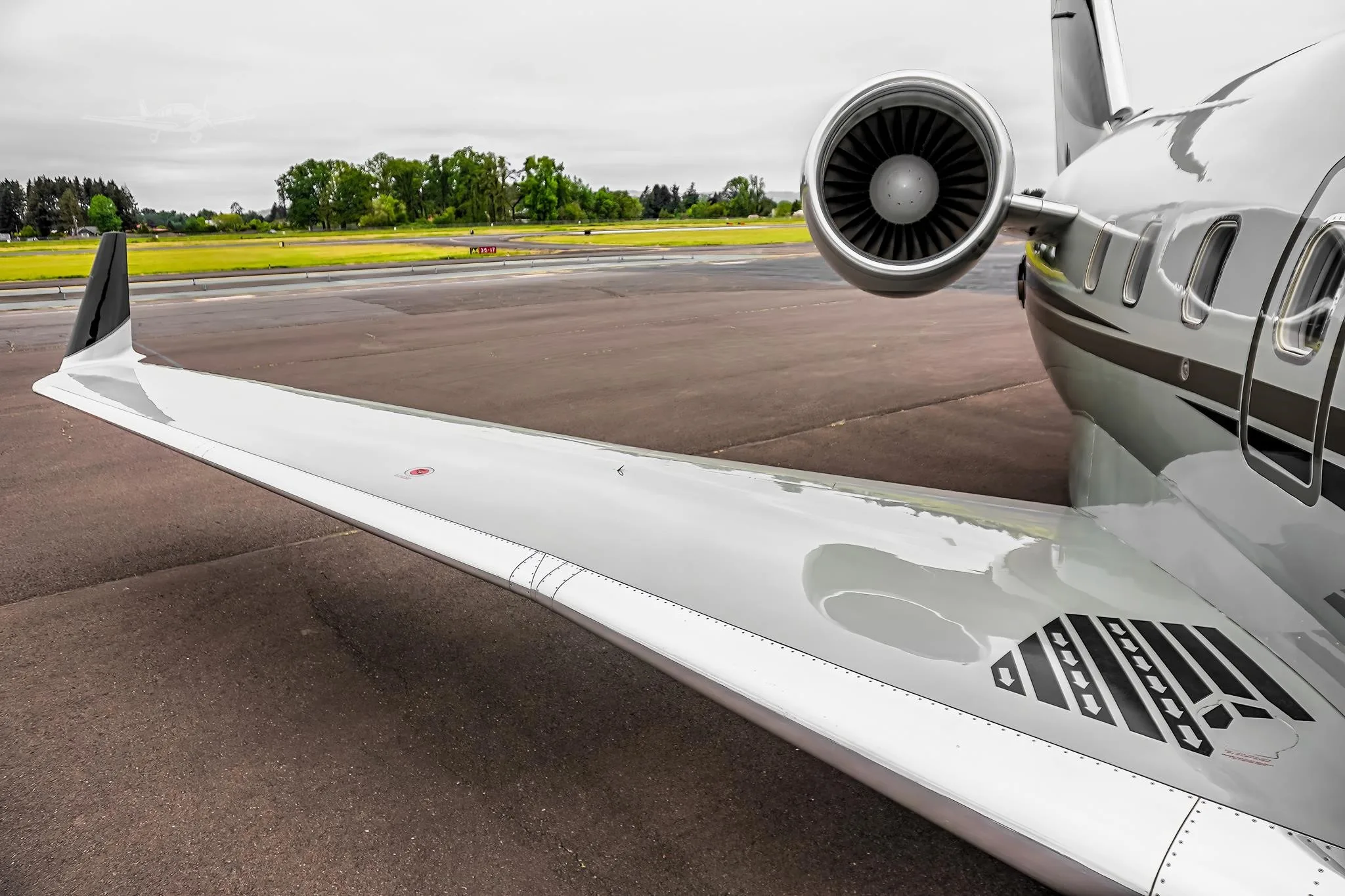 Exterior view of a 1993 BOMBARDIER CHALLENGER 601-3A/ER, N40UT.