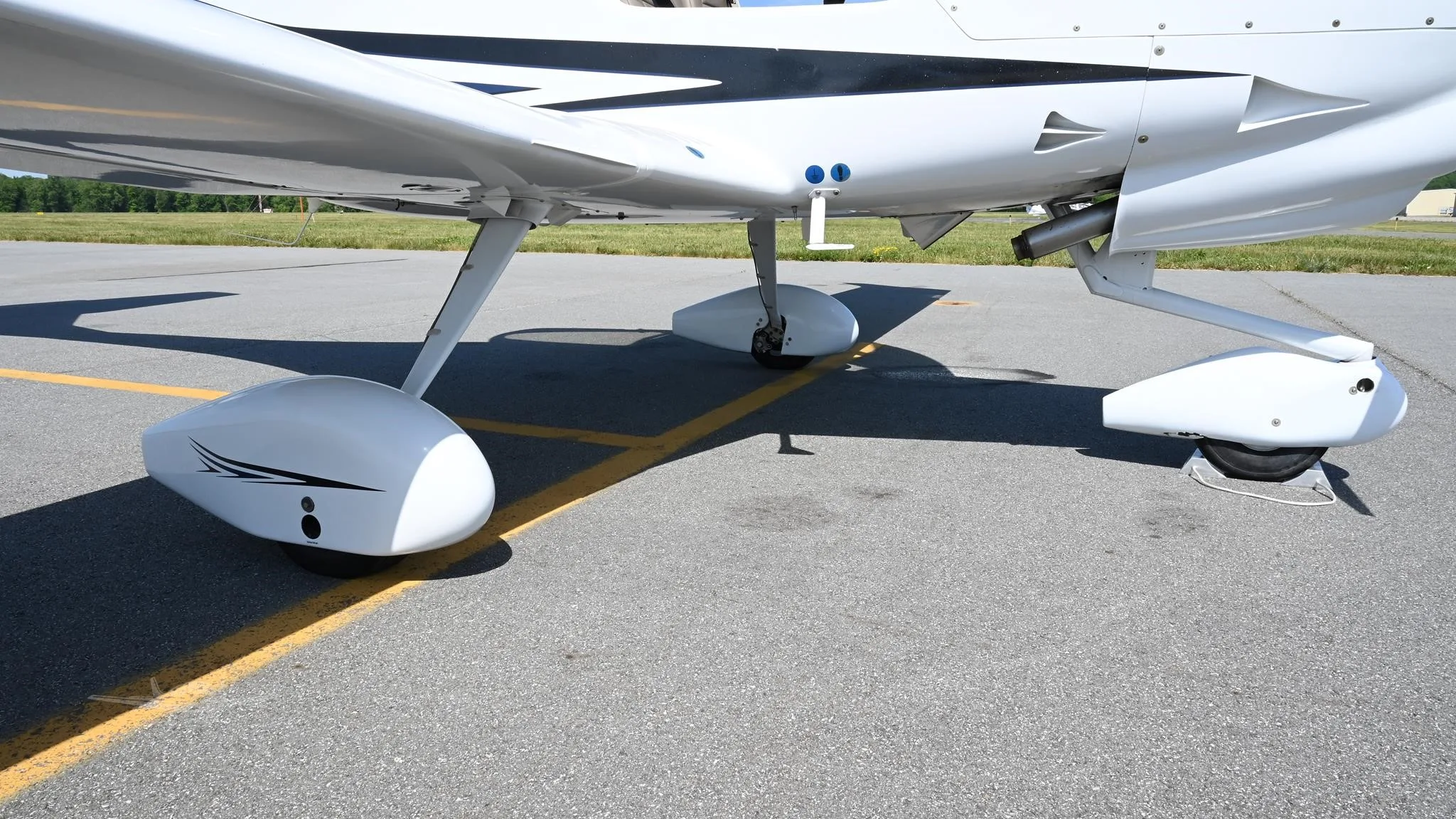 Exterior view of a 2019 DIAMOND DA40 NG, N413BL.