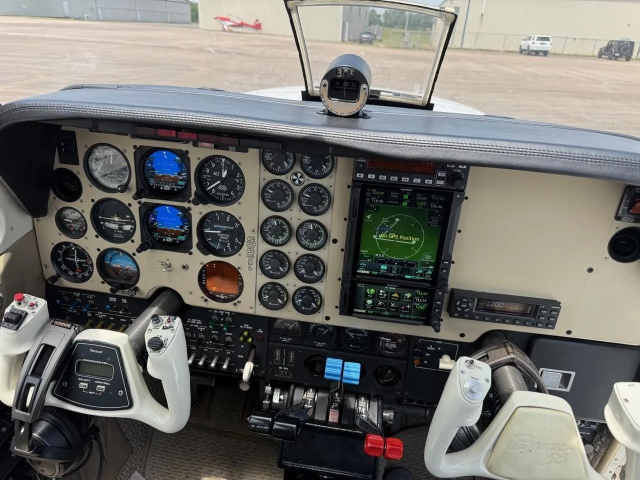 Avionics suite of a 2000 BEECHCRAFT 58 BARON.
