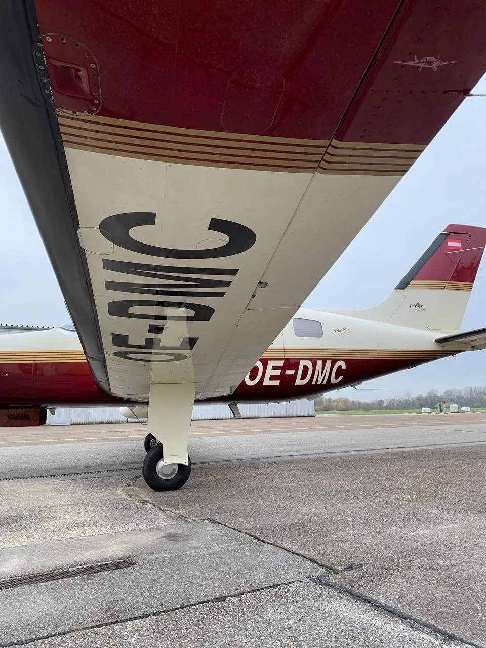 Exterior view of a 2000 PIPER JETPROP, OE-DMC.