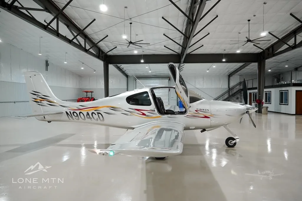Exterior view of a 2006 CIRRUS SR22-G2 TURBO, N904CD.