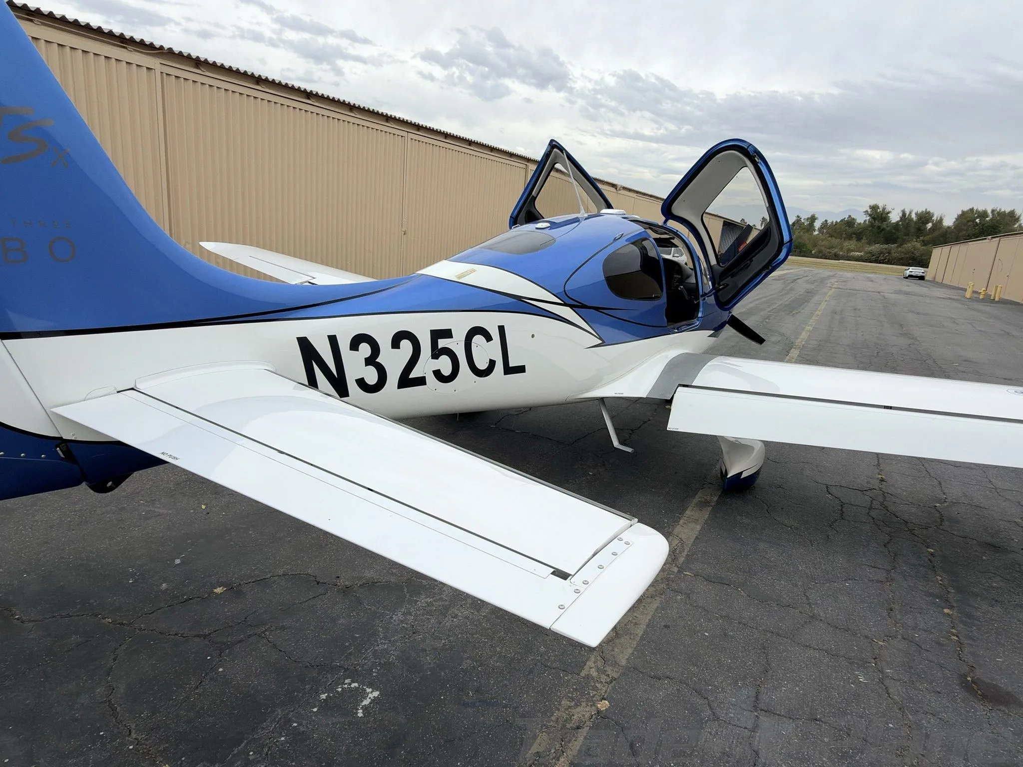 Exterior view of a 2008 CIRRUS SR22-G3 TURBO GTS, N325CL.