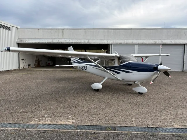 Cockpit and instrument panel of a 2006 Cessna 182T.