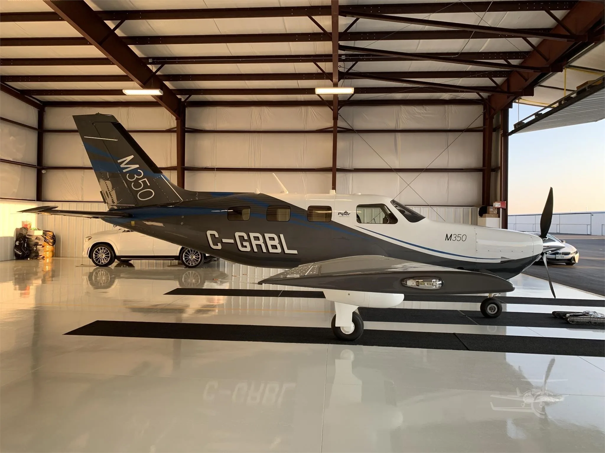 Exterior view of a 2021 PIPER M350, F-HNAL.
