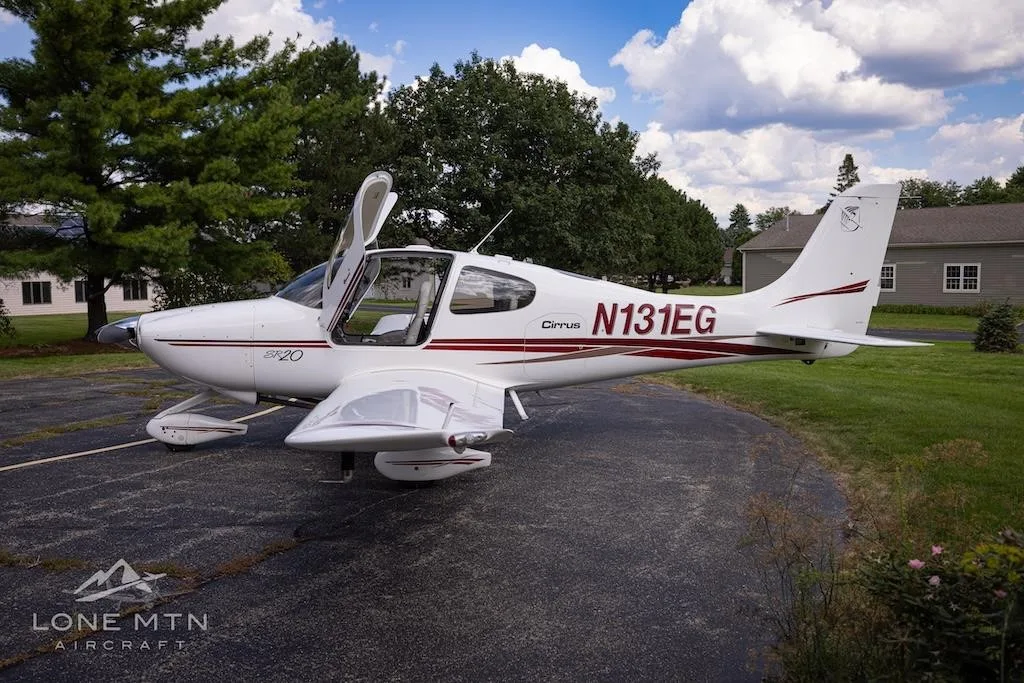 Exterior view of a 2002 CIRRUS SR20, N131EG.