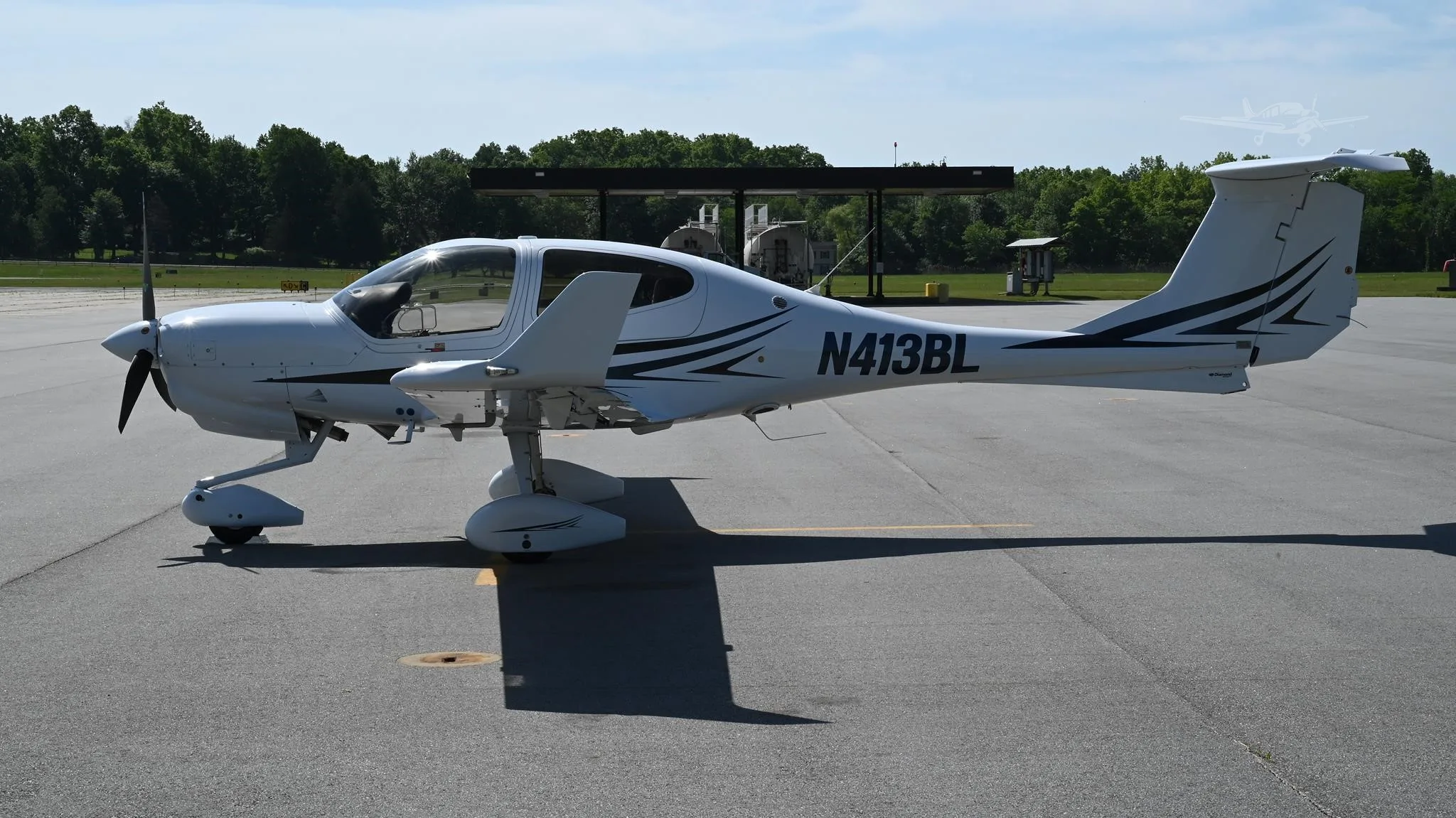 Exterior view of a 2019 DIAMOND DA40 NG, N413BL.