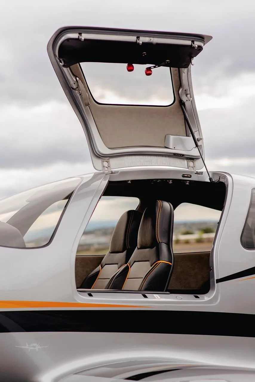 Exterior view of a 2003 LANCAIR IV-PT, N104PJ.