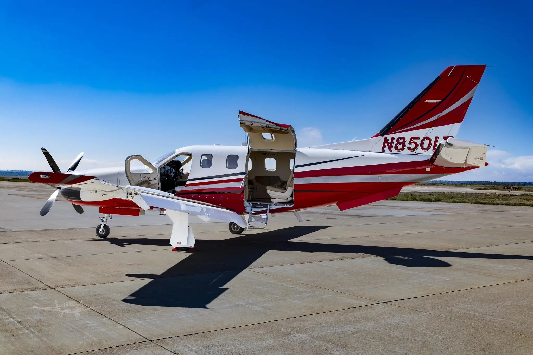 Exterior view of a 2011 DAHER TBM 850, N850LT.