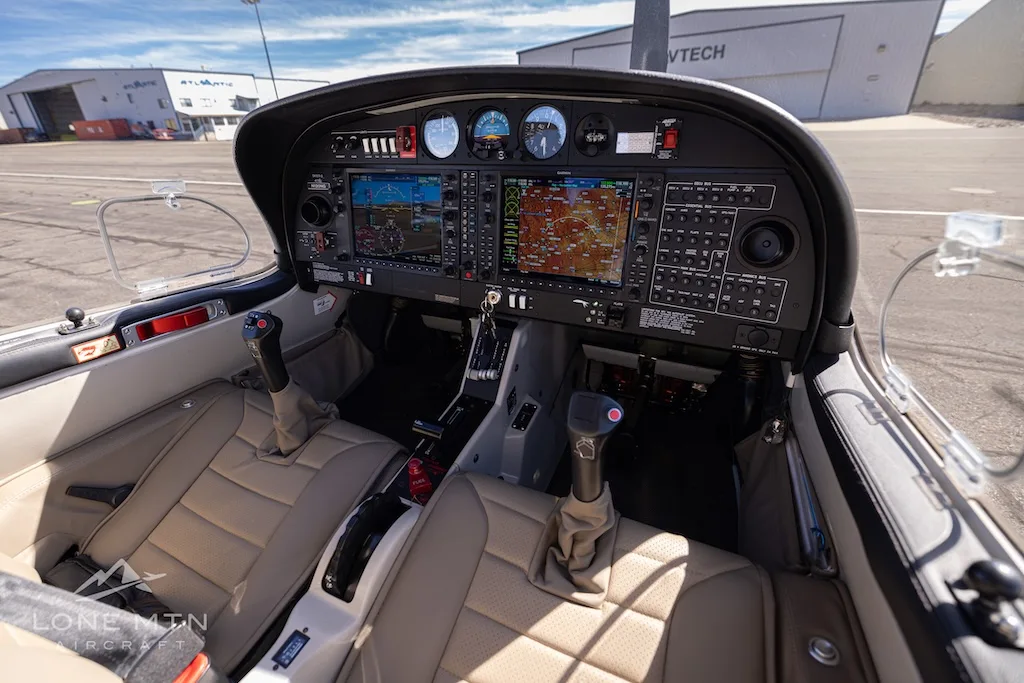 Cockpit and instrument panel of a 2020 Diamond DA40 NG.