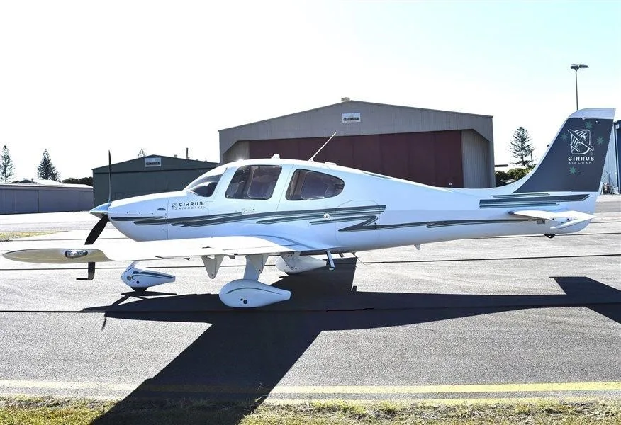 Exterior view of a 2002 CIRRUS SR22.
