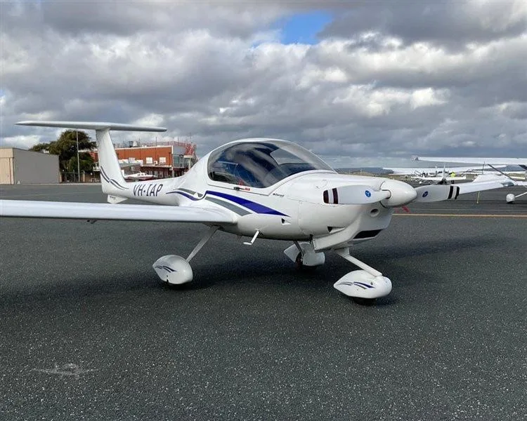 Exterior view of a 1998 DIAMOND DA20-A1 KATANA, VH-IAP.