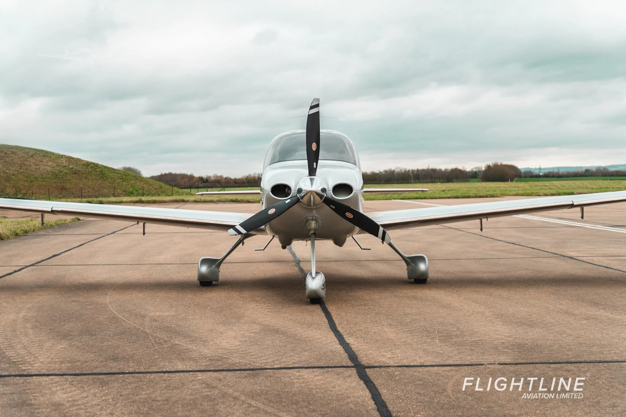 Exterior view of a 2007 CIRRUS SR22-G3, N56AH.