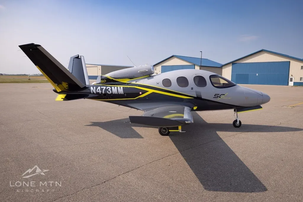 Exterior view of a 2019 Cirrus Vision, N473MM.