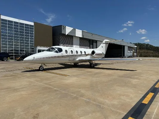 Exterior view of a 2006 Hawker 400XP.