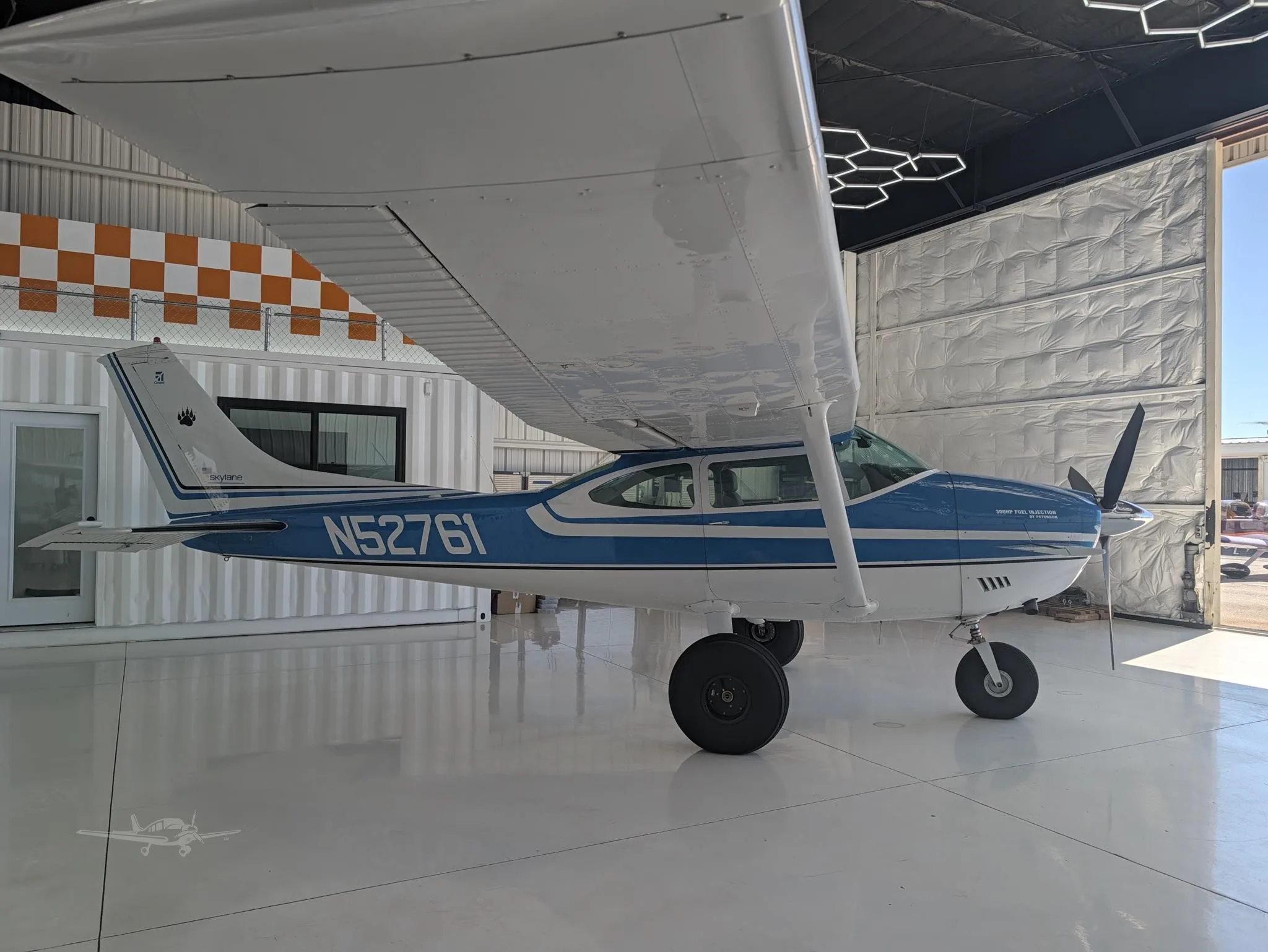Exterior view of a CESSNA 182 SKYLANE, N52761.