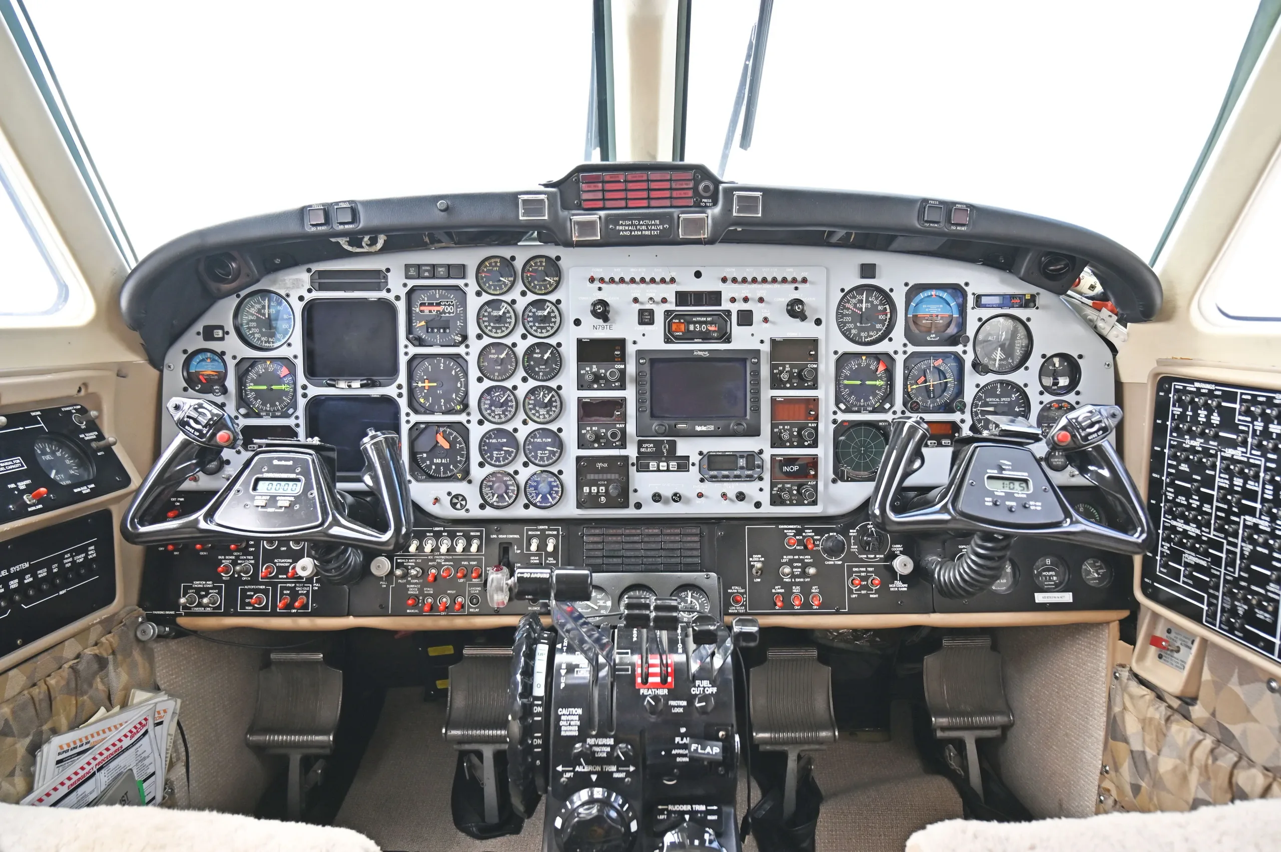 Cockpit and instrument panel of a 1985 Beechcraft King Air 300 SN.