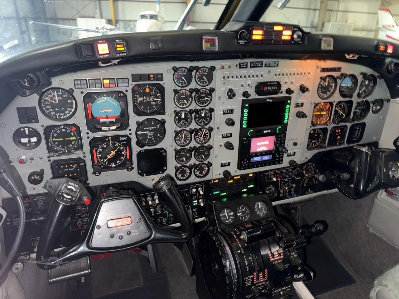 Cockpit and instrument panel of a 1980 BEECHCRAFT KING AIR 200.