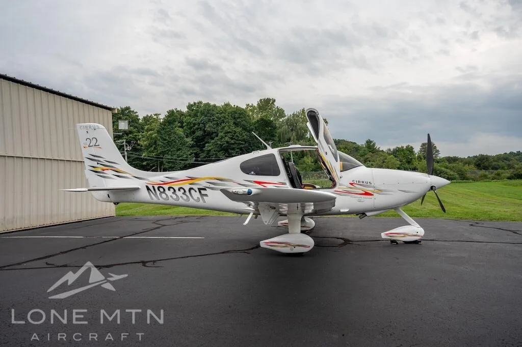 Exterior view of a 2006 Cirrus SR22 G2.