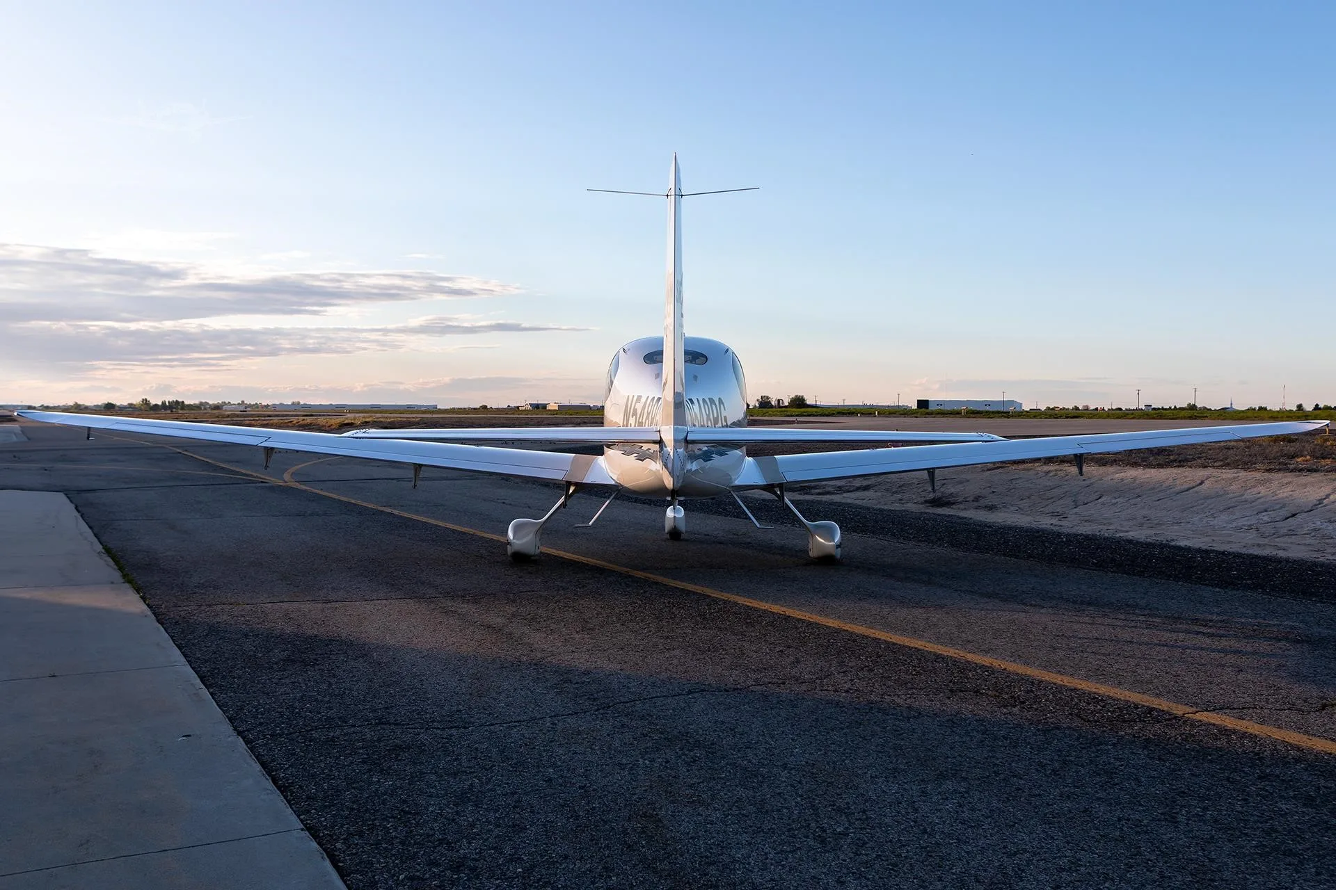 Exterior view of a 2008 CIRRUS SR20-G3, N548PG.