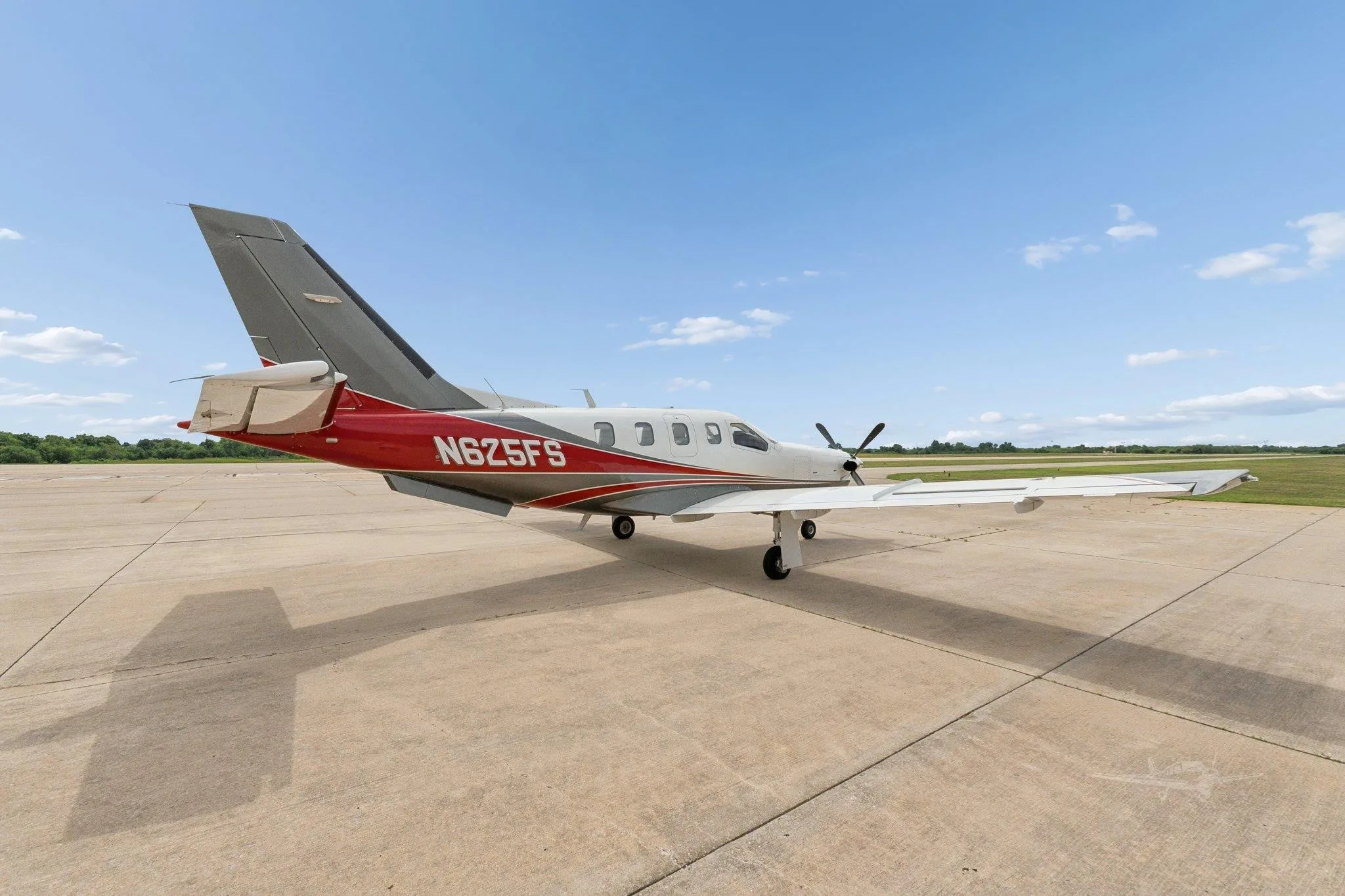 Exterior view of a 1999 DAHER TBM 700B, N625FS.