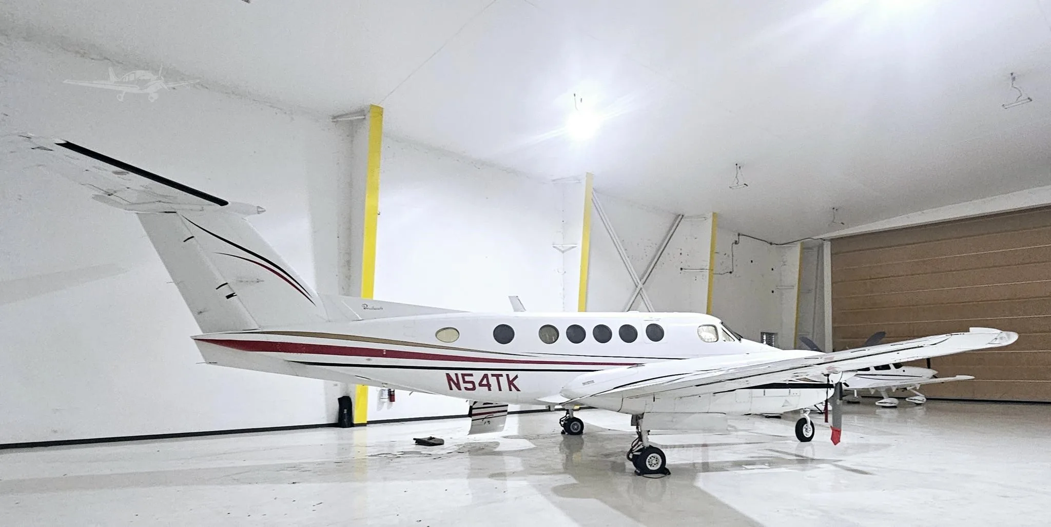Exterior view of a 1980 BEECHCRAFT KING AIR 200, N54TK.