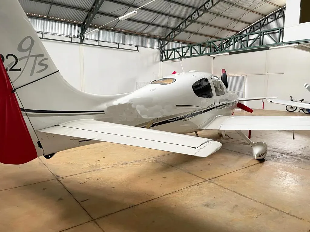 Exterior view of a 2007 Cirrus SR22 G2.