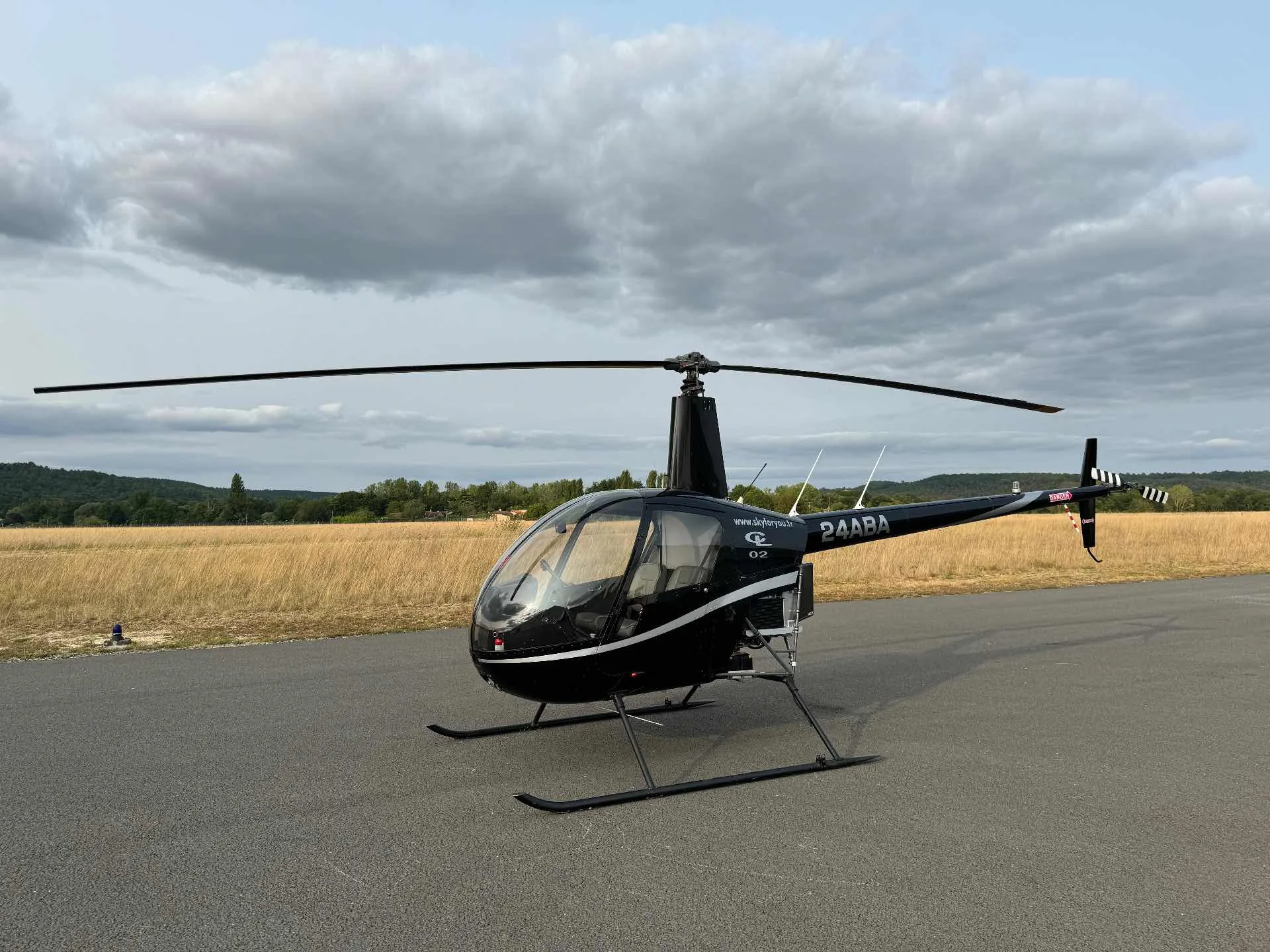 Exterior view of a Helicoptere r22.