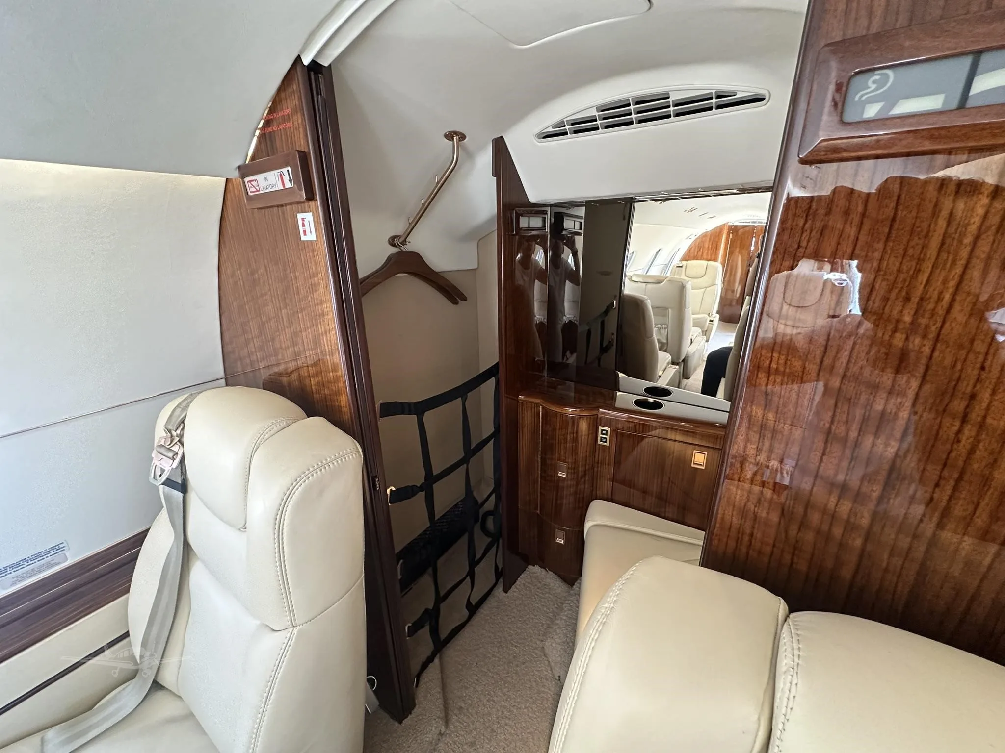 Cabin interior of a 2006 HAWKER 400XP.