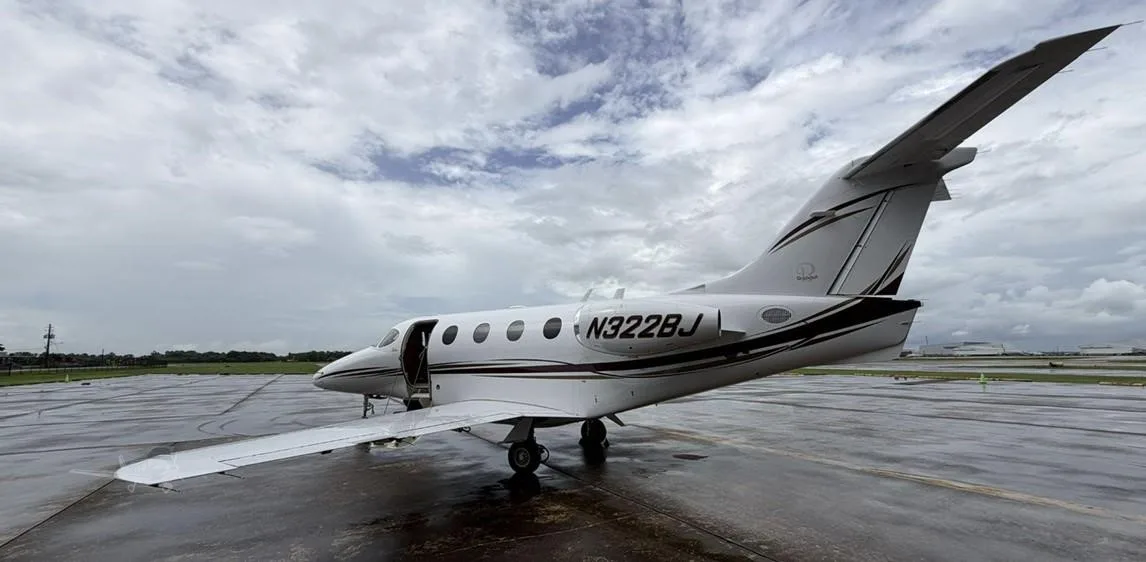 Exterior view of a 2004 BEECHCRAFT PREMIER I, N322BJ.