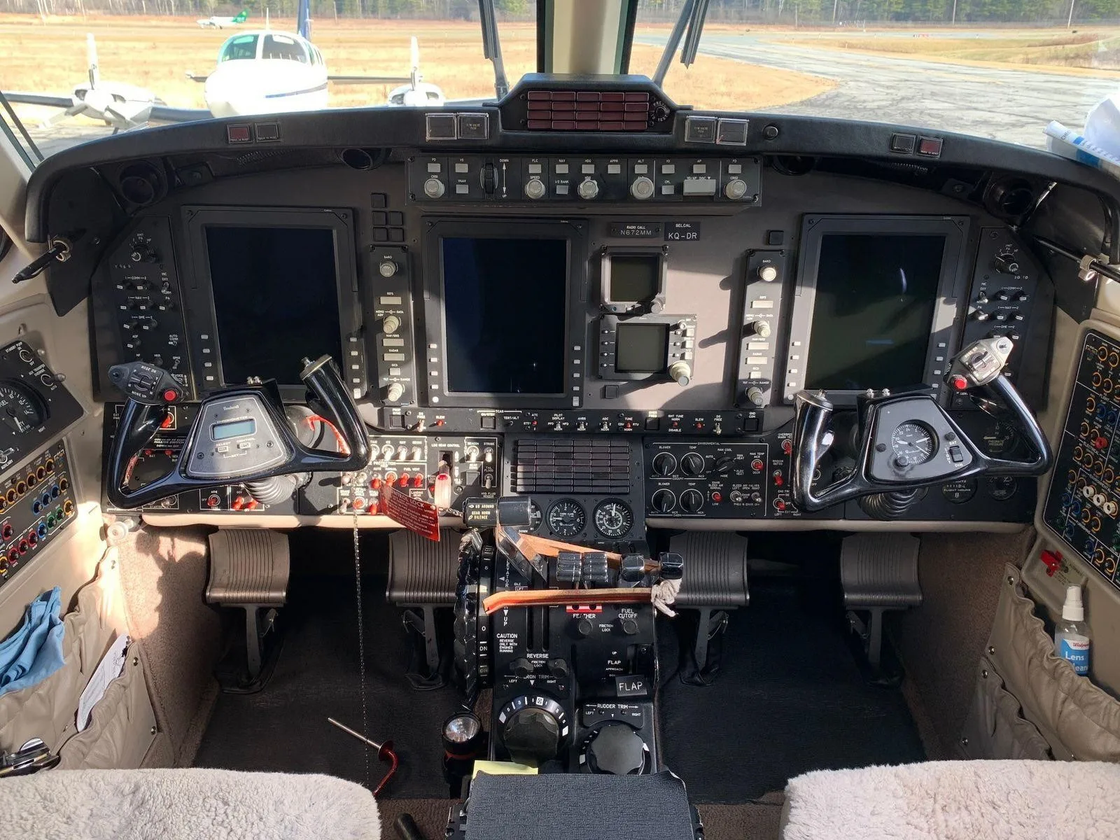Cockpit and instrument panel of a 2007 BEECHCRAFT KING AIR 350.