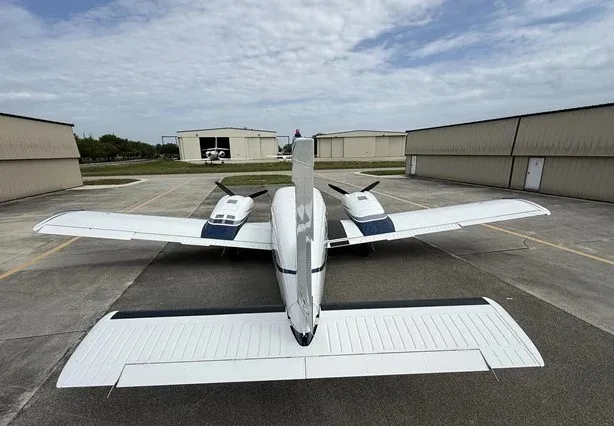 Exterior view of a 2004 Piper PA-34-220T Seneca V.