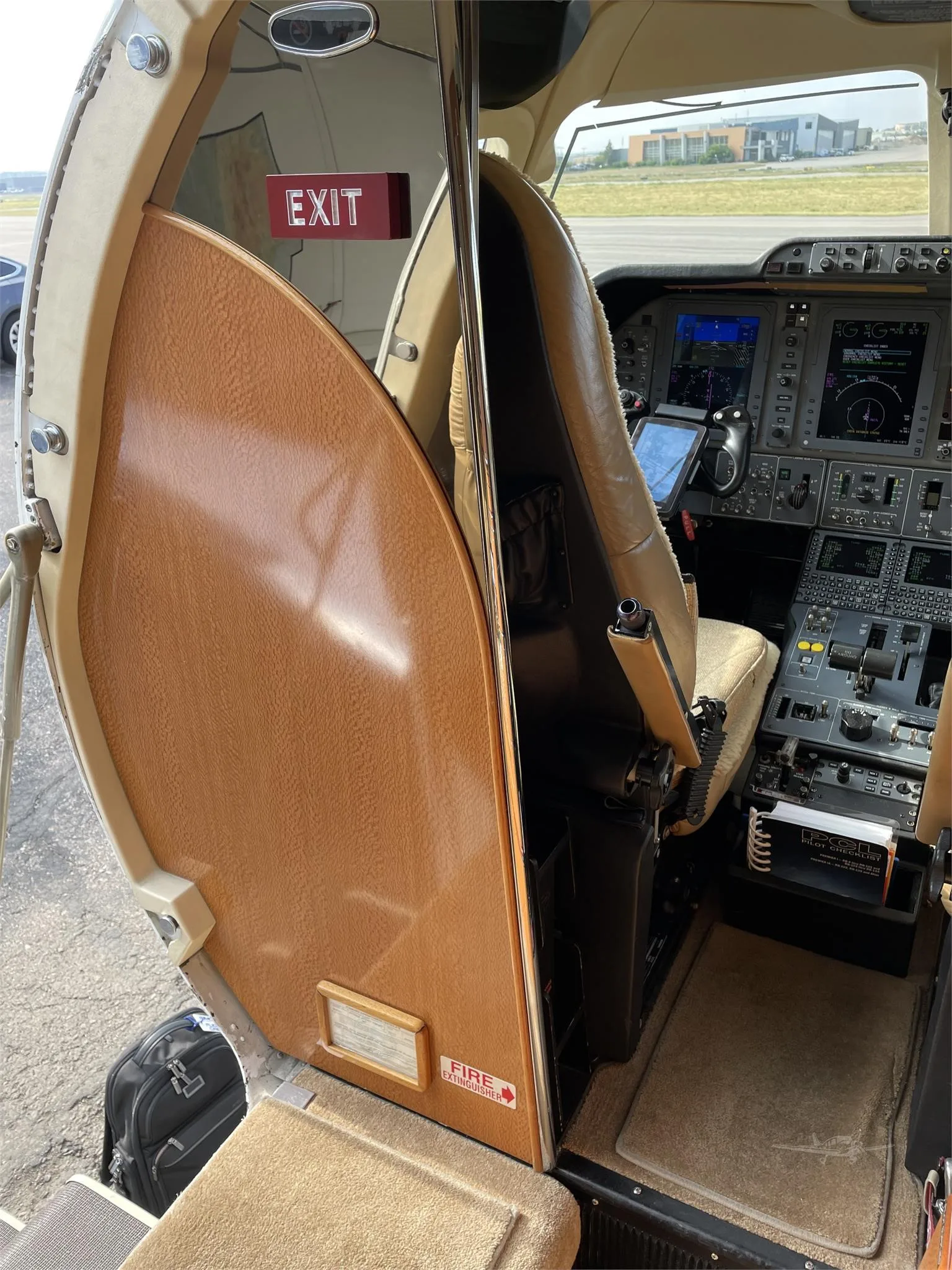 Cockpit and instrument panel of a 2002 BEECHCRAFT PREMIER I.
