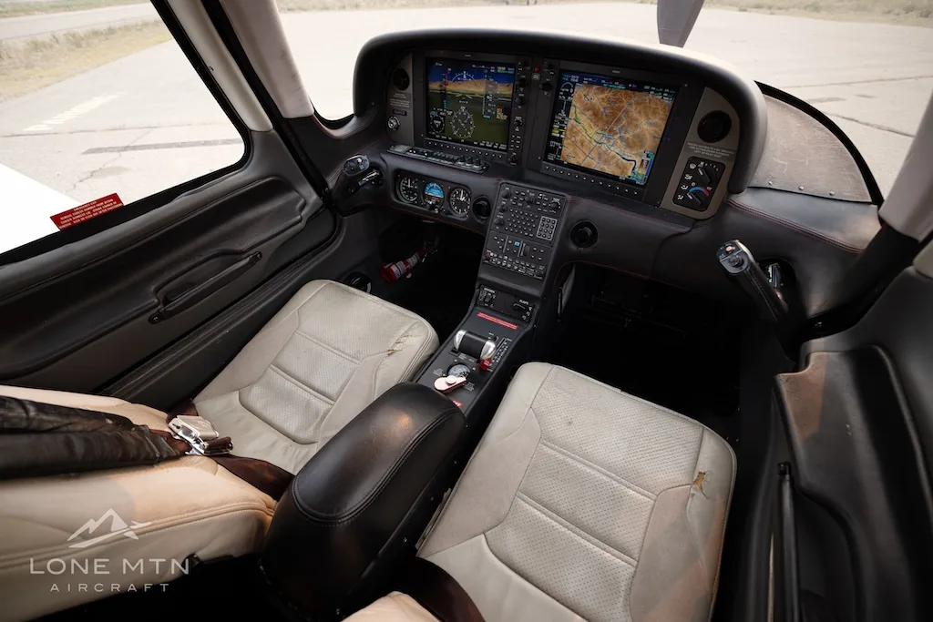 Cockpit and instrument panel of a 2008 Cirrus SR22 G3 GTS Turbo.