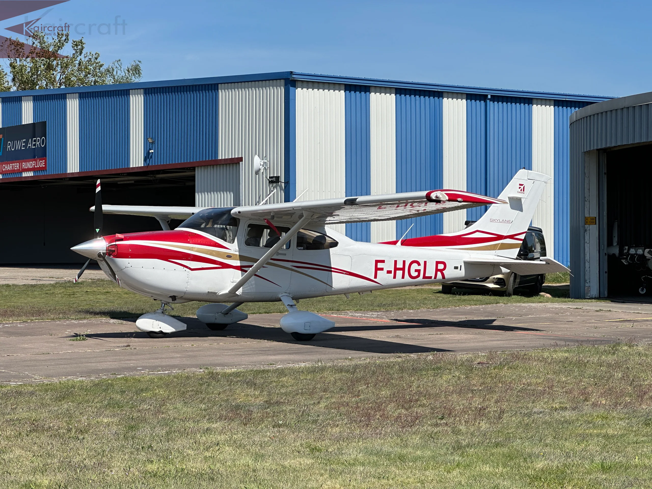 Exterior view of a 2007 Cessna 182t skylane 452.