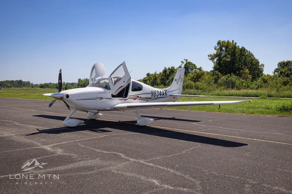 Exterior view of a 2005 Cirrus SR22 G2 GTS, N834AK.