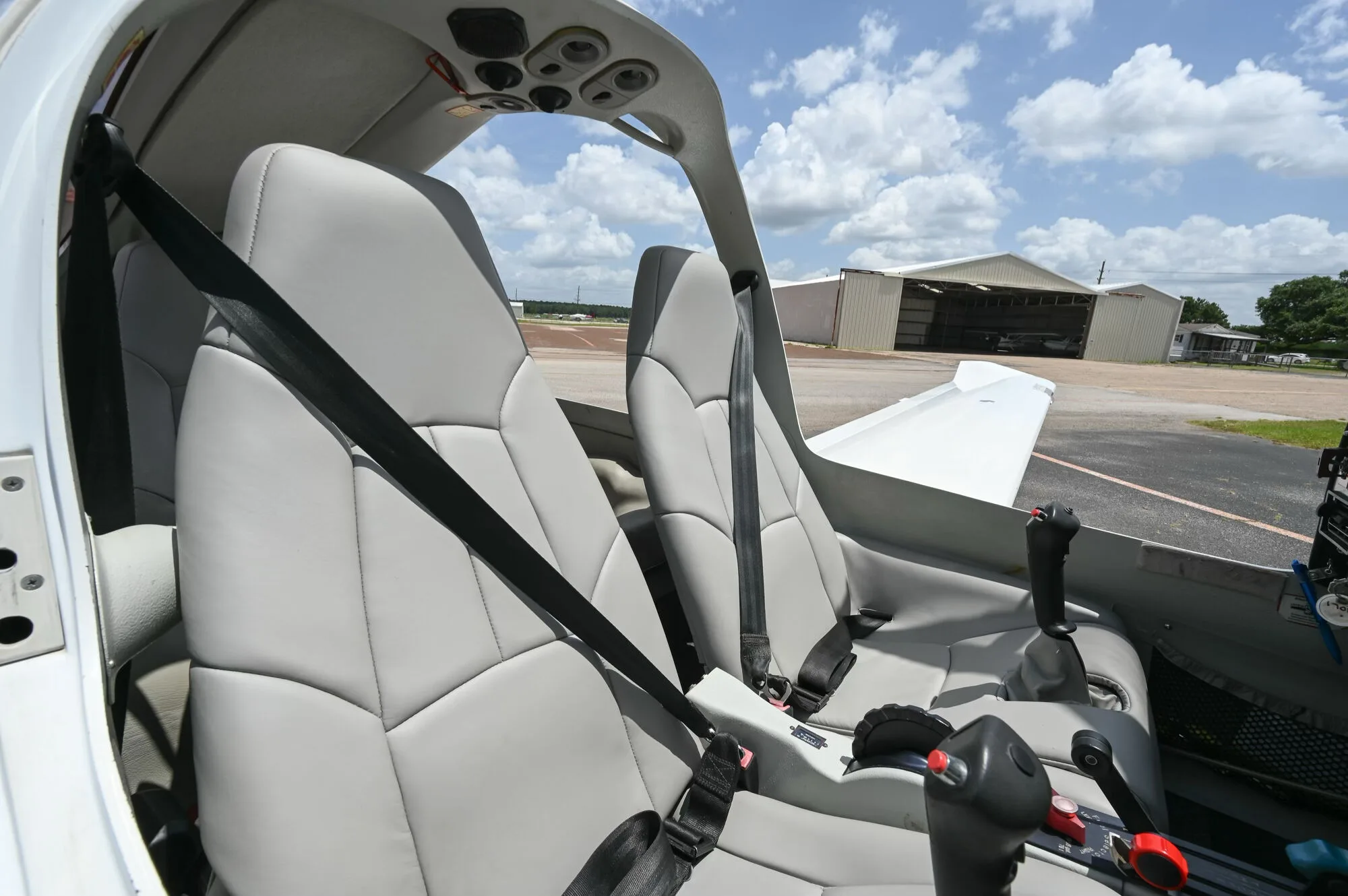 Cabin interior of a 2003 Diamond DA40-180 Star.