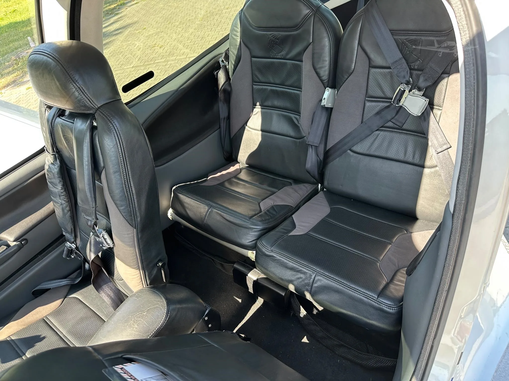 Cabin interior of a 2011 CIRRUS SR22 TURBO.