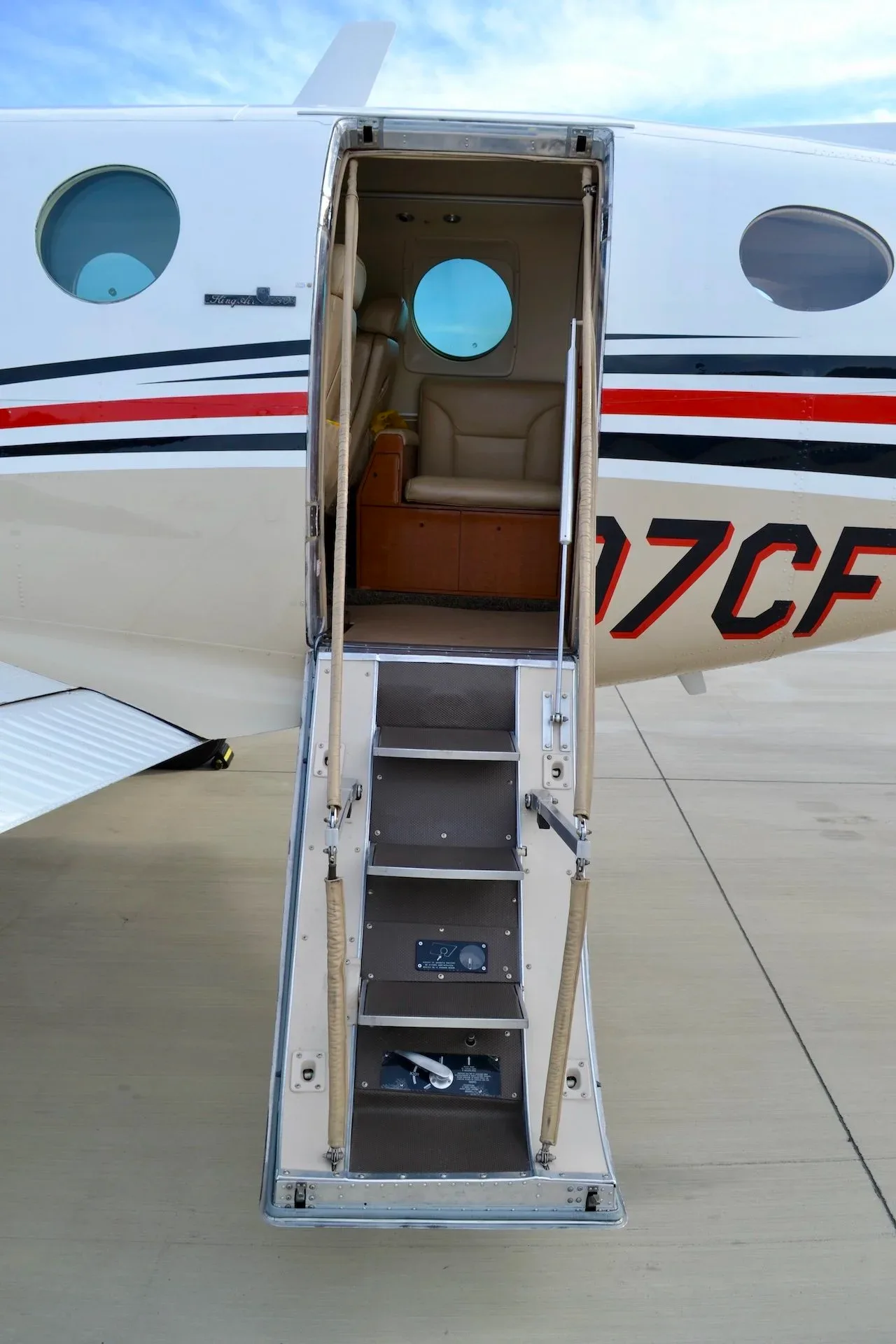Exterior view of a 1978 Beechcraft KING AIR C90 — Carolina Jet.