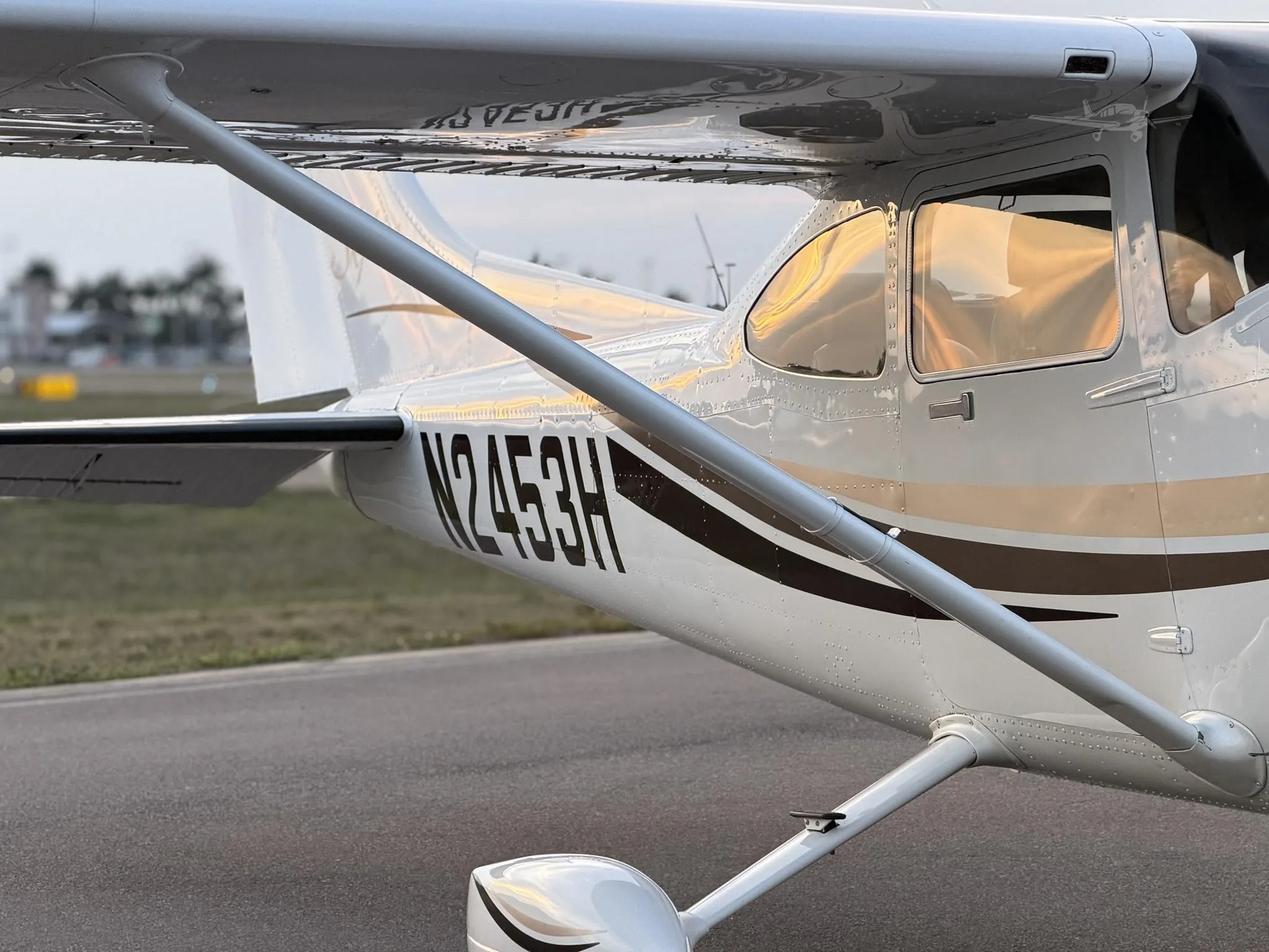 Exterior view of a 2000 CESSNA 182S SKYLANE, N2453H.