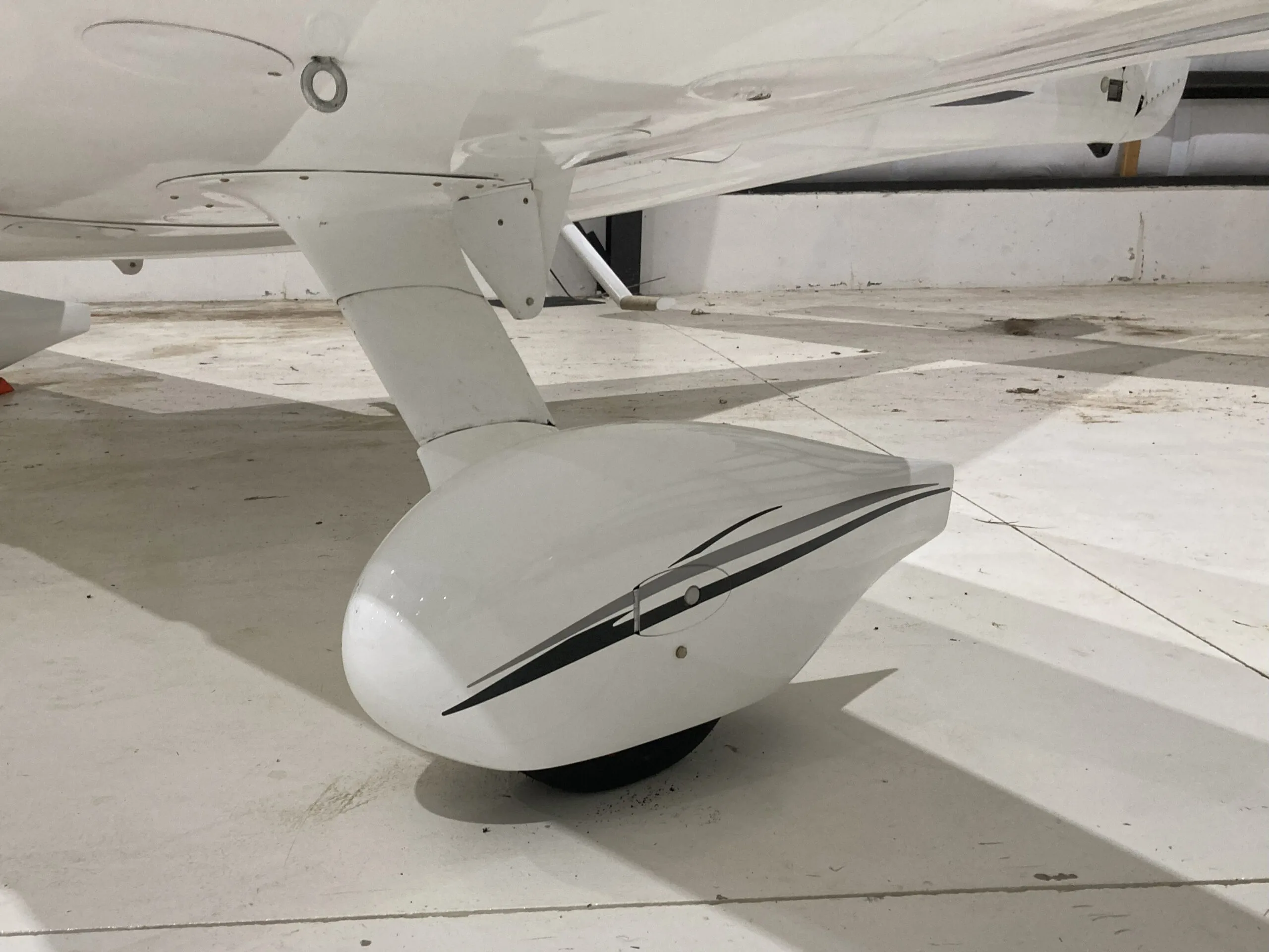 Exterior view of a 2006 Cirrus SR20-G2, N455PG.