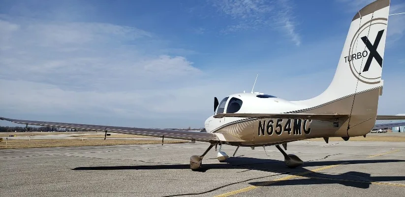 Exterior view of a 2009 Cirrus SR22-G3, N654MC.