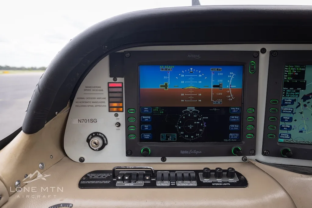 Avionics suite of a 2004 Cirrus SR22 G2 GTS.