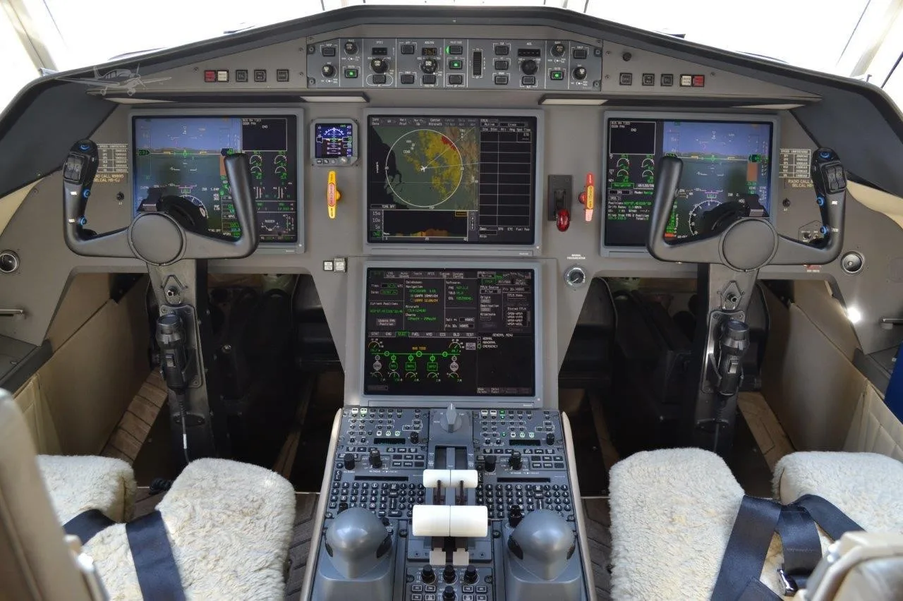 Cockpit and instrument panel of a 2009 DASSAULT FALCON 2000LX.
