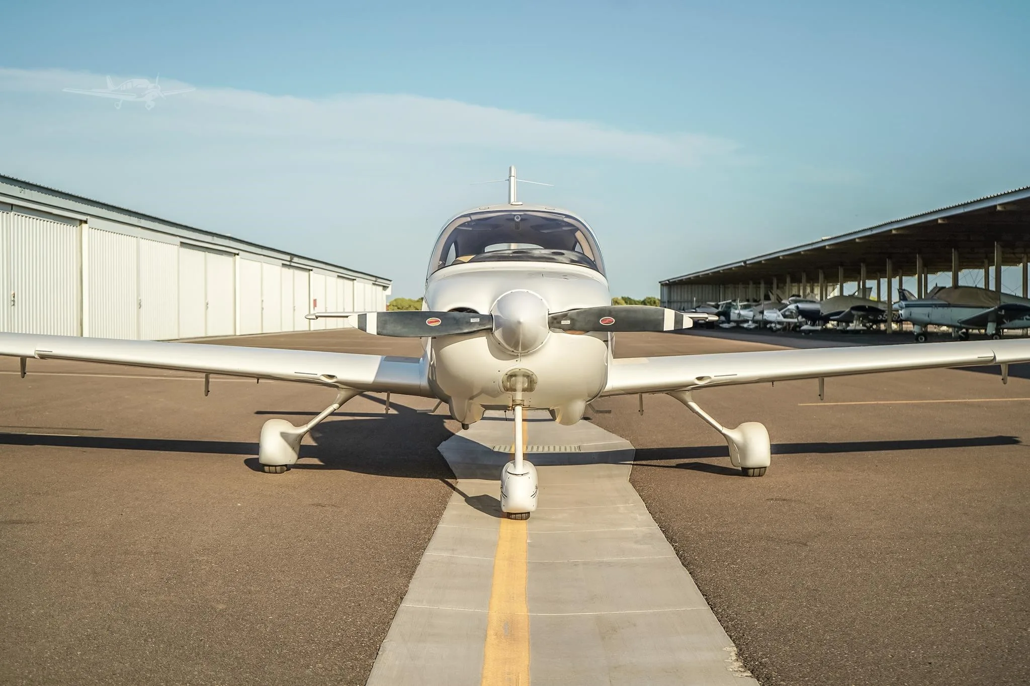 Exterior view of a 2005 CIRRUS SR20-G2, N43GR.